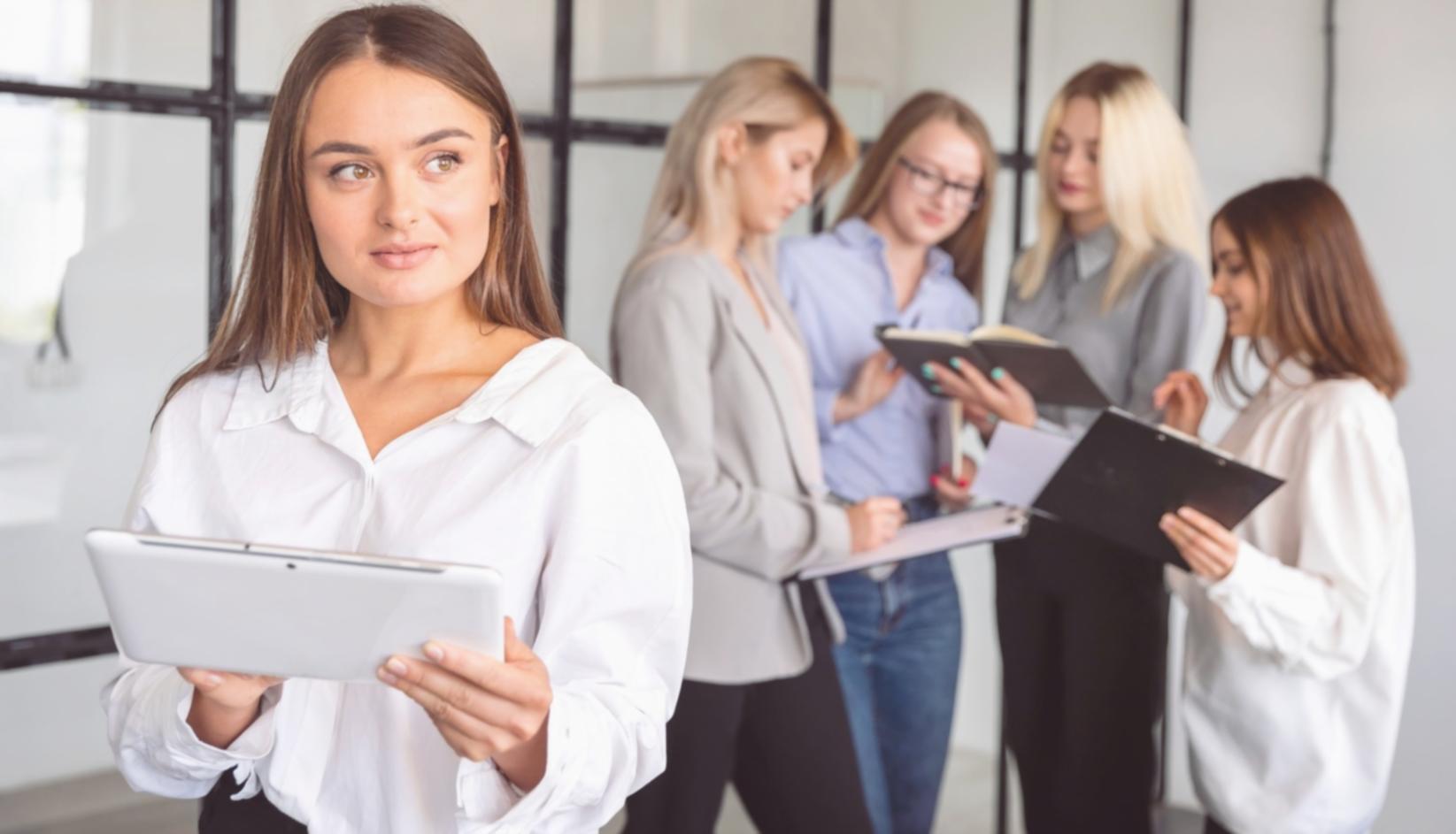 Persona estudiando finanzas personales con ordenador y calculadora